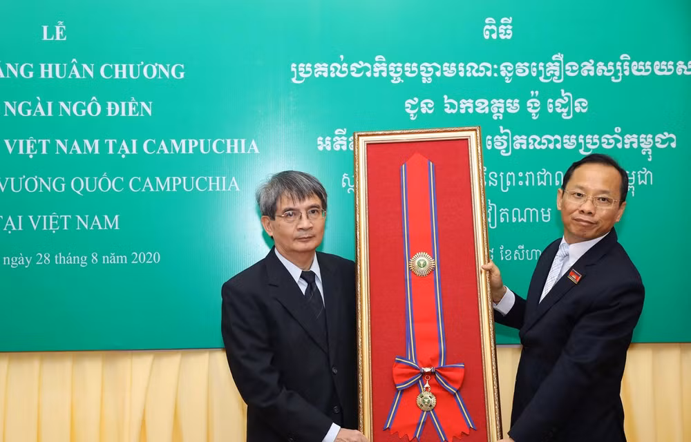 L’ancien ambassadeur du Vietnam au Cambodge à l’honneur ảnh 1