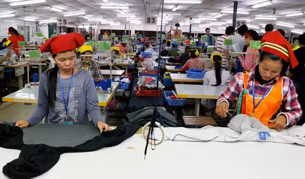 L'UE commence à retirer une partie des préférences tarifaires au Cambodge ảnh 1