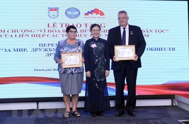 Des responsables russes à HCM-Ville honorés avec des insignes ảnh 1
