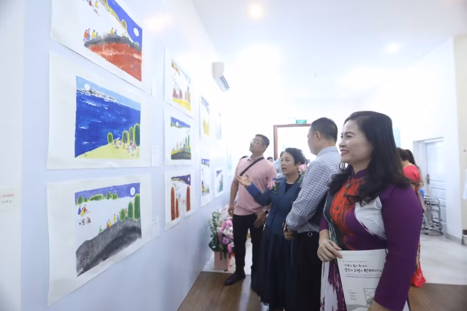 Exposition collective d’artistes sud-coréens et vietnamien à Hanoï ảnh 1