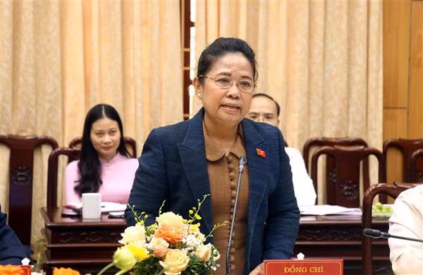 Une délégation du Parti populaire révolutionnaire du Laos à Hung Yen ảnh 2