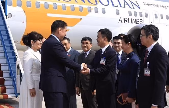 Le président mongol arrive à Hanoi, entamant sa visite d’Etat au Vietnam ảnh 2