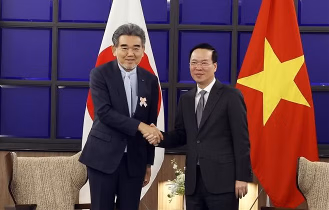 Le président Vo Van Thuong rencontre l'Association des experts Japon-Vietnam ​à Fukuoka ảnh 1