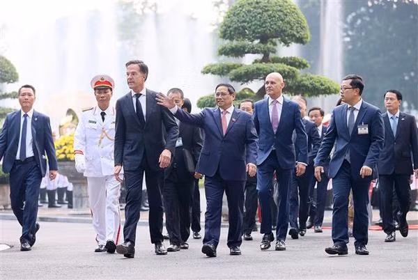 Cérémonie d’accueil du Premier ministre néerlandais Mark Rutte à Hanoï ảnh 2