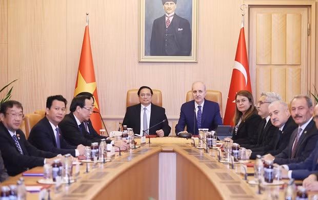 Le PM Pham Minh Chinh rencontre le président de la Grande Assemblée nationale turque ảnh 2 Le PM Pham Minh Chinh rencontre le président de la Grande Assemblée nationale turque ảnh 2
