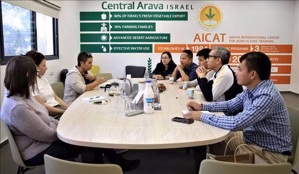 L'ambassade du Vietnam en Israël rend visite à des stagiaires vietnamiens dans le Sud d'Israël ảnh 1 L'ambassade du Vietnam en Israël rend visite à des stagiaires vietnamiens dans le Sud d'Israël ảnh 1