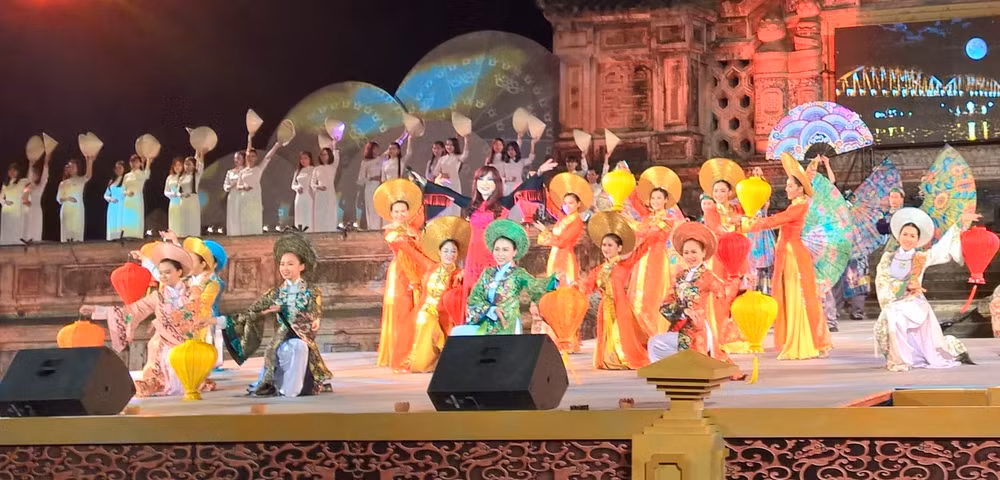Défilé d’ao dai: "Où commencent les légendes" ảnh 1