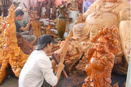 À My Xuyên, les artisans sculptent leur avenir dans le bois ảnh 2