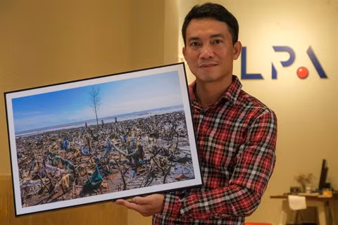 Il parcourt le pays pour photographier les sites pollués ảnh 1