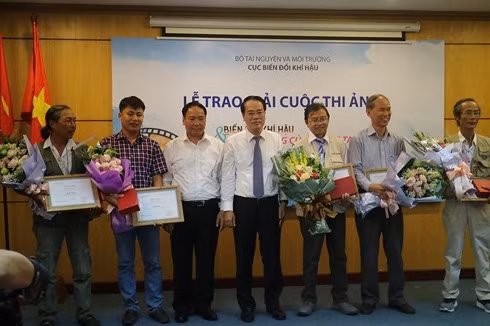  Remise des prix du concours photographique «Le changement climatique et nos actions» ảnh 1
