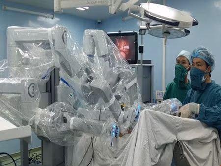 Binh Dan devient le premier hôpital vietnamien à robotiser l’intervention chirurgicale ảnh 1