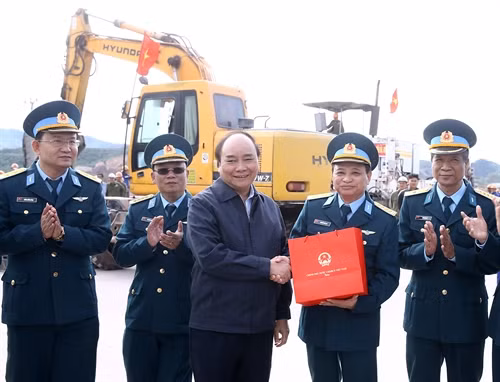 Le Premier ministre Nguyên Xuân Phuc travaille à Quang Ninh ảnh 3 Le Premier ministre Nguyên Xuân Phuc travaille à Quang Ninh ảnh 3