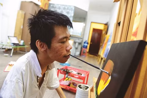 Lê Minh Châu, le peintre qui voulait sortir du cadre du handicap ảnh 1