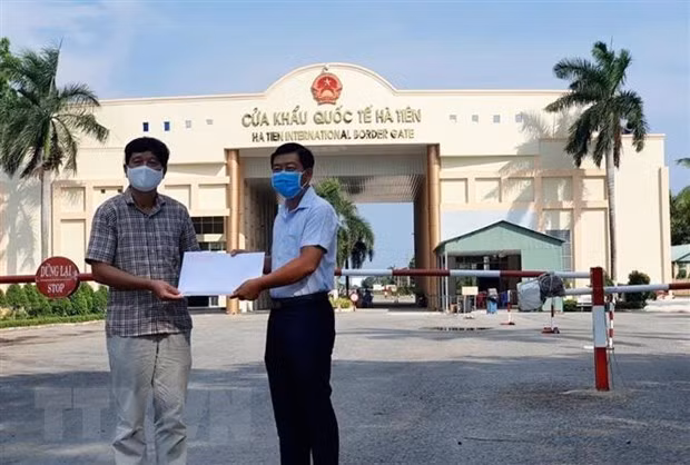 Kien Giang aide les Vietnamiens résidant au Cambodge touchés par le COVID-19 ảnh 1