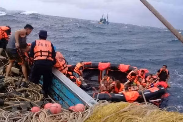 Thaïlande: 13 corps trouvés dans un naufrage à Phuket ảnh 1