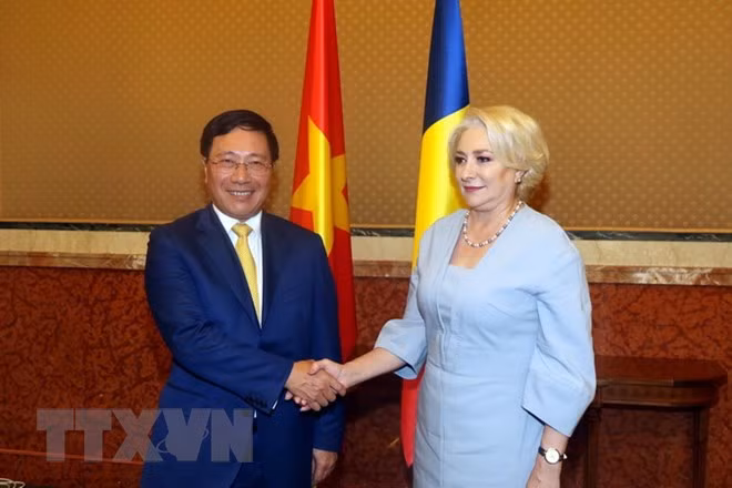 Le vice-Premier ministre Pham Binh Minh en visite officielle en Roumanie ảnh 1