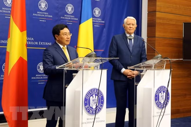 Le vice-Premier ministre Pham Binh Minh en visite officielle en Roumanie ảnh 2