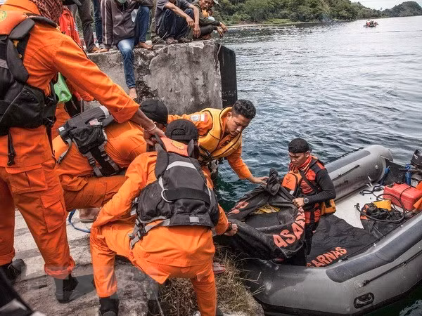 Indonésie: au moins 12 morts dans un naufrage ảnh 1