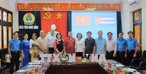 Une délégation de la "Centrale des Travailleurs Cubains" à Ninh Binh ảnh 1