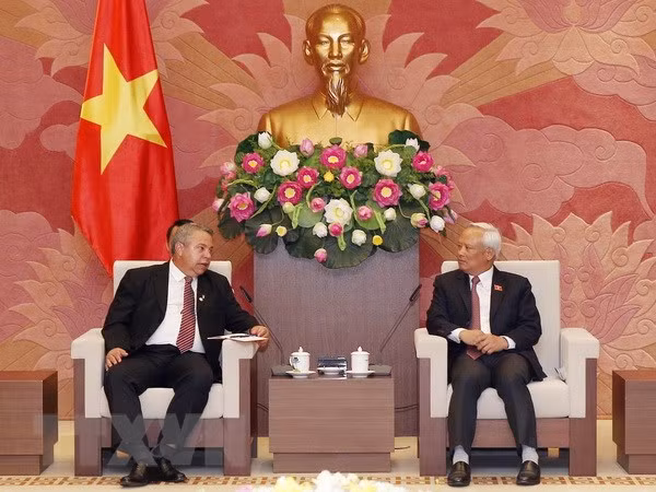 Le vice-président de l’AN Uong Chu Luu reçoit des hôtes cubains ảnh 1