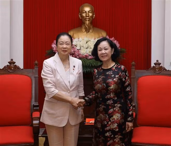 Une délégation de femmes parlementaires du Parti libéral démocrate du Japon au Vietnam ảnh 2