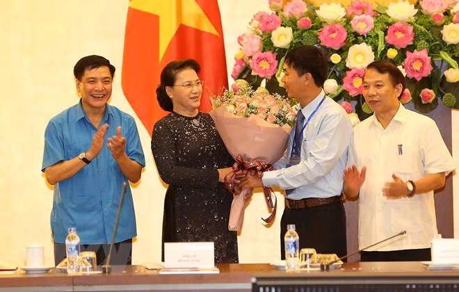 La présidente de l’AN rencontre des lauréats du prix Nguyên Duc Canh ảnh 1