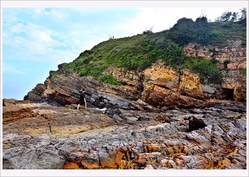 La côte rocheuse de Mong Rông, un lieu majestueux sur l’île de Cô Tô ảnh 1