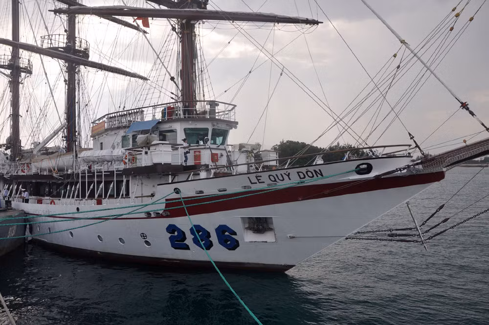 Le voilier 286/Le Quy Don en visite à Singapour ảnh 1