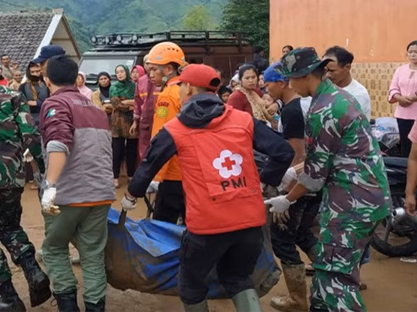 Indonésie : au moins deux morts, des dizaines de disparus dans un glissement de terrain ảnh 1