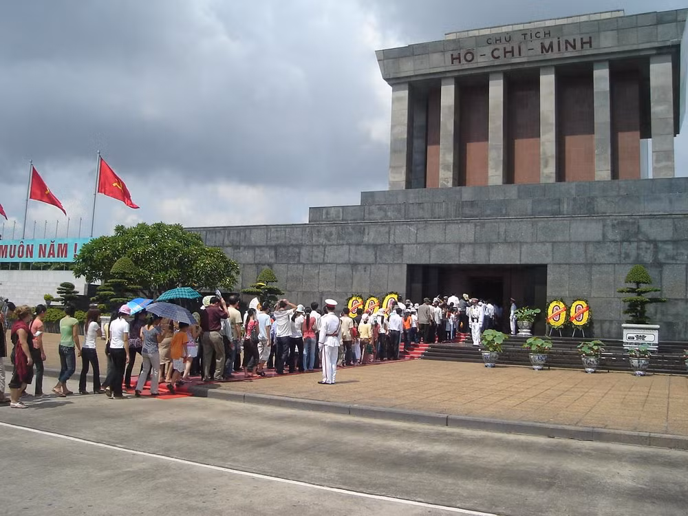 Fête nationale : De nombreux touristes affluent vers Hanoï et Ho Chi Minh-Ville ảnh 1