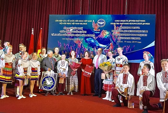 Échange d’amitié à Hanoï en l’honneur de la Fête nationale de la Biélorussie ảnh 1