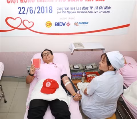 Des ressortissants étrangers donnent aussi leur sang au Vietnam ảnh 1