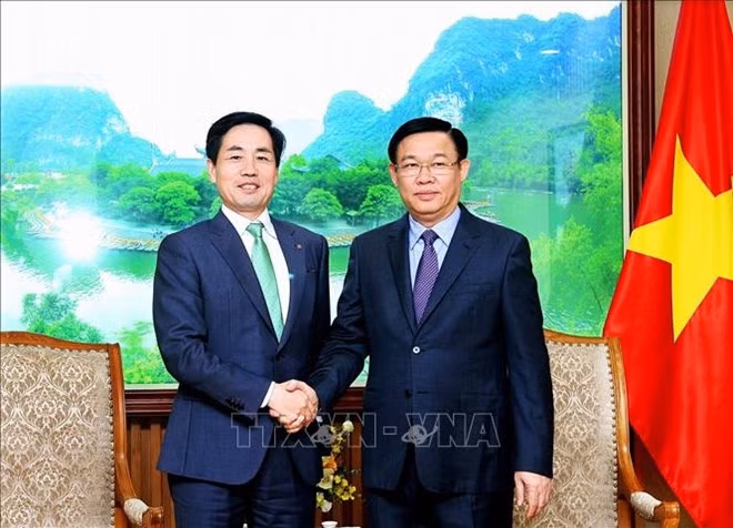 Le vice-PM Vuong Dinh Hue exprime son soutien à l'expansion du groupe Lotte ảnh 1