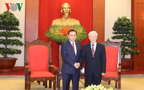 Le secrétaire général du PCV reçoit une délégation du Front d'édification nationale du Laos ảnh 1
