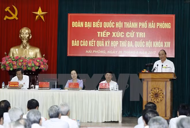 Le Premier ministre rencontre des électeurs de Hai Phong ảnh 1