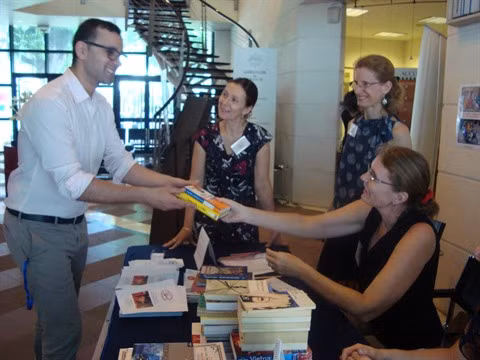 Collecte de livres à l’occasion de la Journée de la diplomatie solidaire ảnh 1