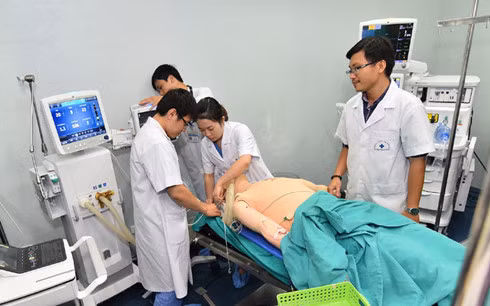 Inauguration de la première salle de pratique préclinique en anesthésie au Vietnam ảnh 1