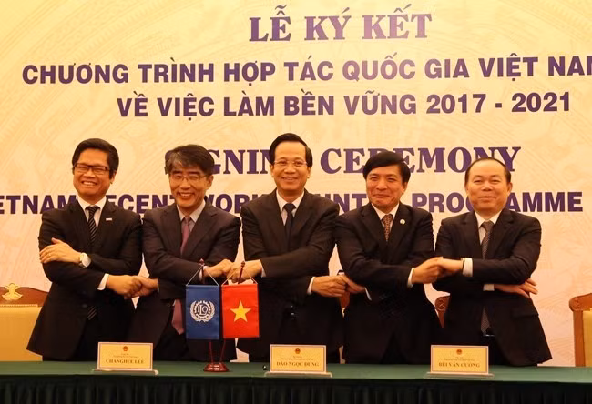  Le Vietnam et l'OIT signent un pacte de coopération sur l'emploi durable ảnh 1