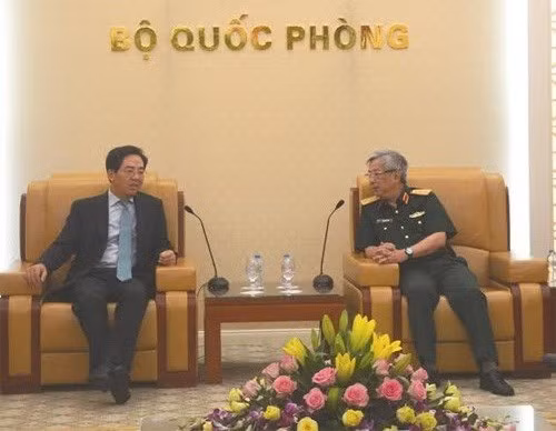 Le général Nguyen Chi Vinh reçoit l’ambassadeur de Chine ảnh 1