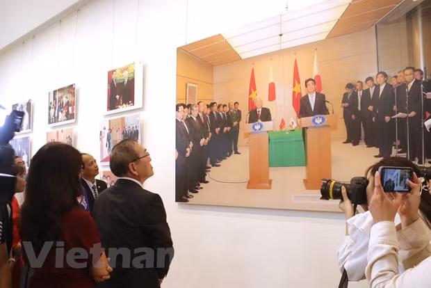 Exposition photographiques sur la coopération intégrale et multidisciplinaire entre le Vietnam et le Japon ảnh 4