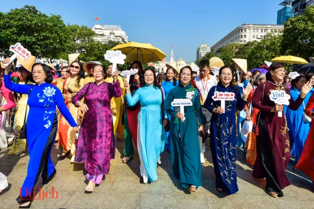 La 9e Fête de l'áo dài très animée à Hô Chi Minh-Ville ảnh 1
