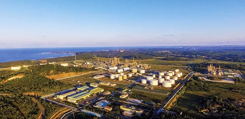 Pétrole: la raffinerie de Dung Quat affirme son rôle d’attirance des investissements de Quang Ngai ảnh 1