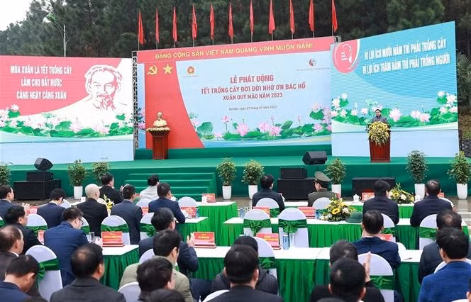 Le PM Pham Minh Chinh à la Fête de plantation d'arbres du Printemps 2023 à Hanoï ảnh 1
