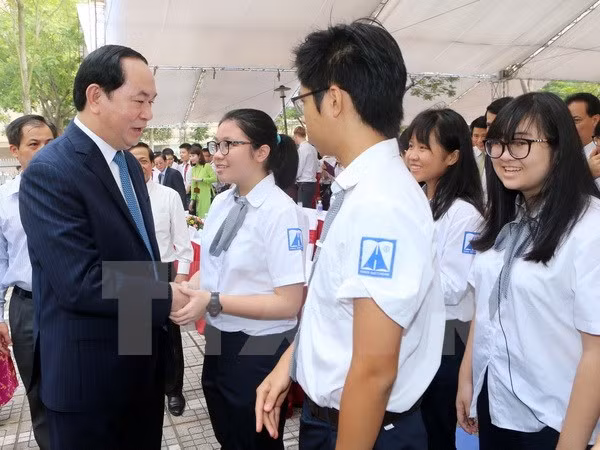 Des dirigeants assistent à la rentrée scolaire dans l’ensemble du pays ảnh 1
