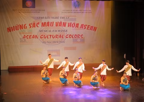 ASEAN : des chants et des danses présentés à Hanoï ảnh 1