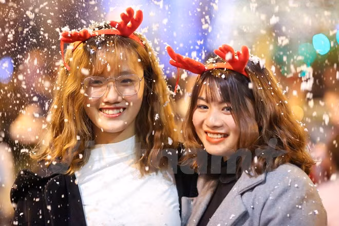 La magie de Noël a envahi les rues du Vietnam ảnh 3