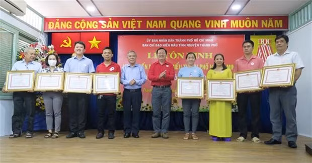 La Croix-Rouge de Ho Chi Minh-Ville rend hommage à des donneurs de sang exceptionnels ảnh 1
