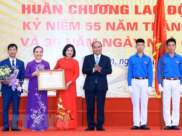 Le PM visite l’école Da Phuc à l’occasion de la Journée des enseignants au Vietnam ảnh 1