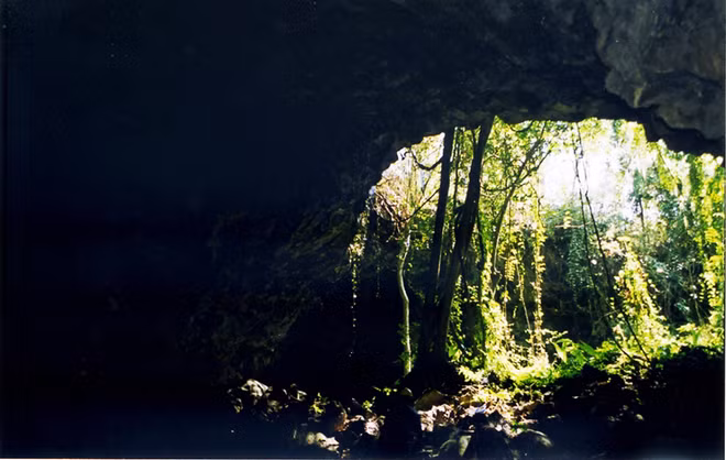 Des objets préhistoriques découverts dans l​es grottes volcaniques à Dak Nong ảnh 1