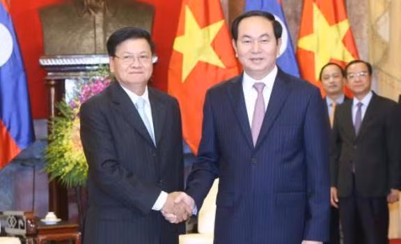 Le président Tran Dai Quang reçoit le Premier ministre laotien Thongloun Sisoulith ảnh 1